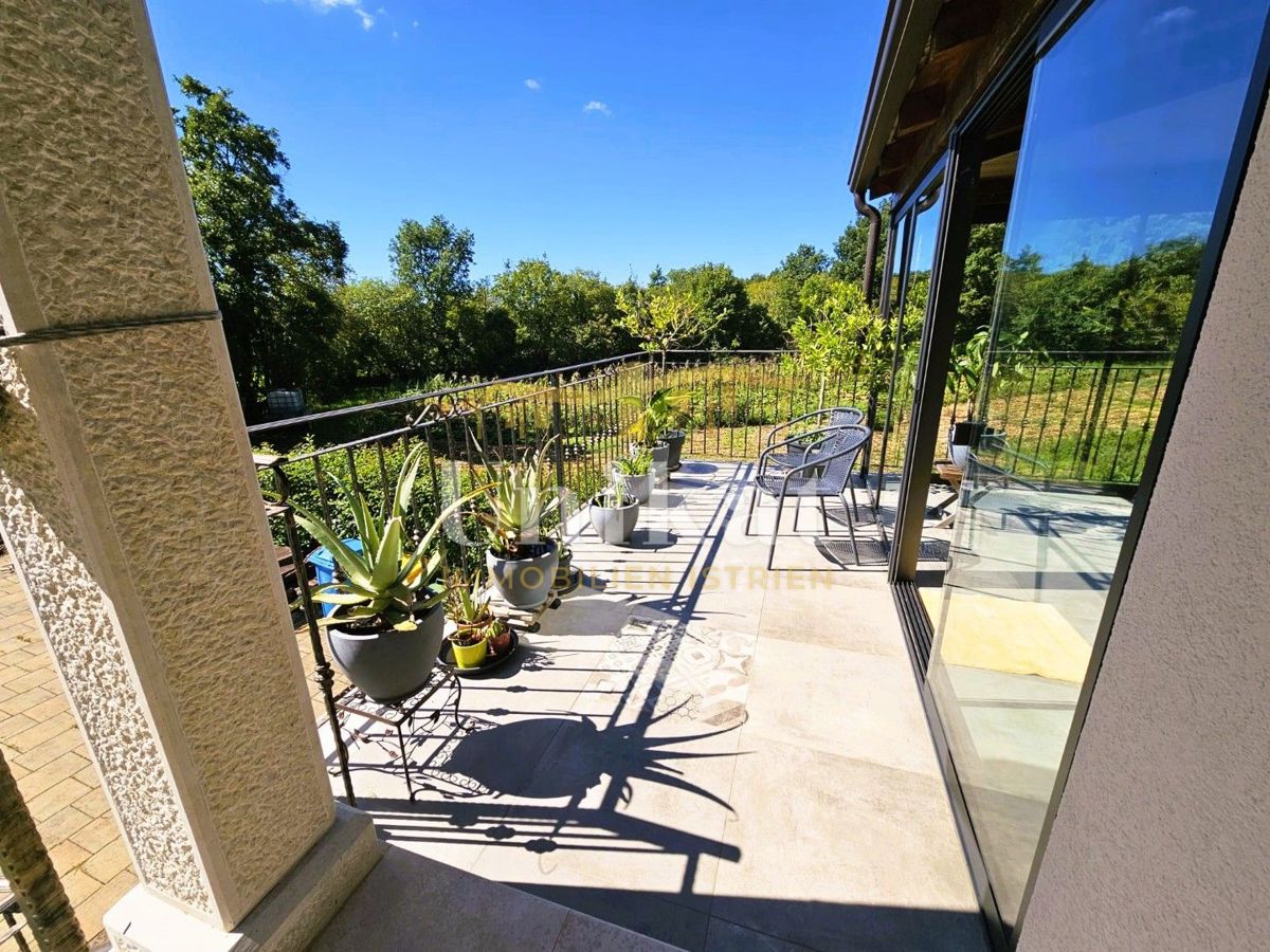 Samostojna pritlična hiša - bazen, garaža in velik vrt